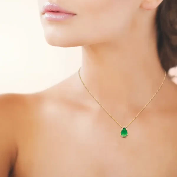 collier plaqué or émeraude synthétique poire