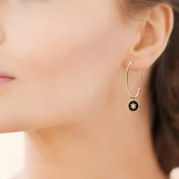 Boucles d'oreilles créoles plaqué or soleil sur laque noire