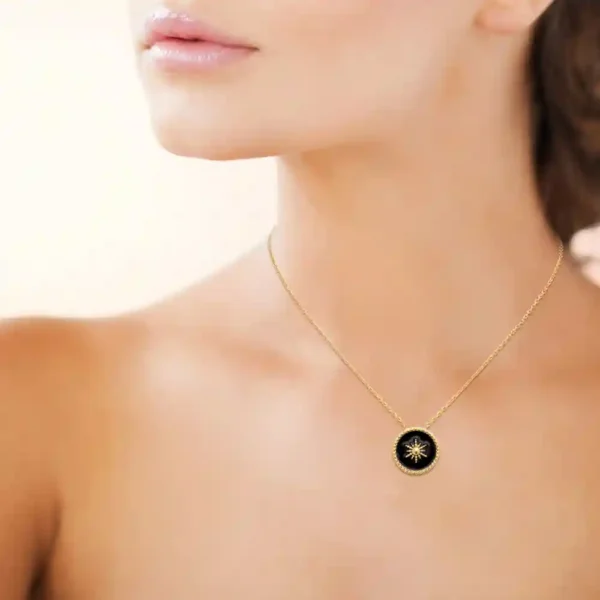 Collier plaqué or soleil sur laque noire